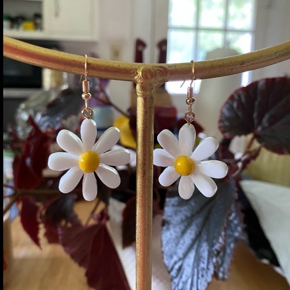 New Acrylic Daisy Earrings - Picture 4 of 4